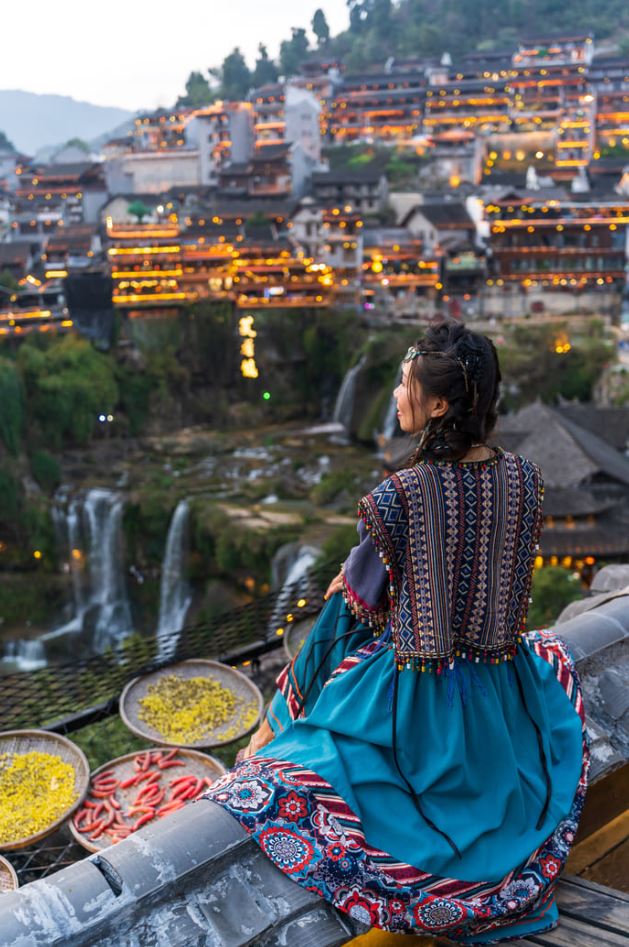 mujer viendo hacia el horizonte en china